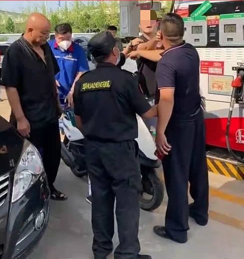 河南郑州，女子驾驶无证摩托加油被拒，外籍男友疯狂辱骂工作人员