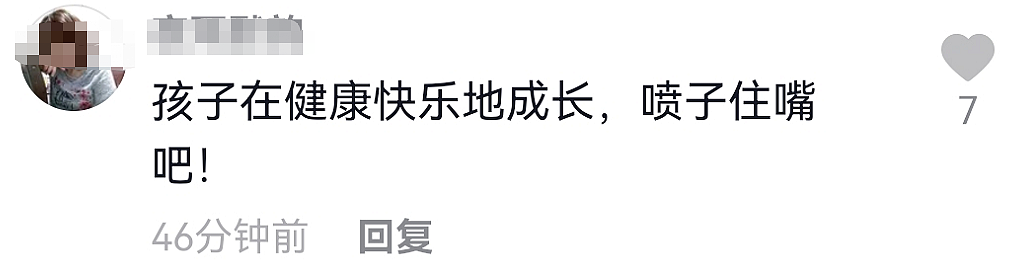 李小璐带女儿扭胯热舞，露小蛮腰马甲线吸睛，甜馨穿超短裤秀长腿