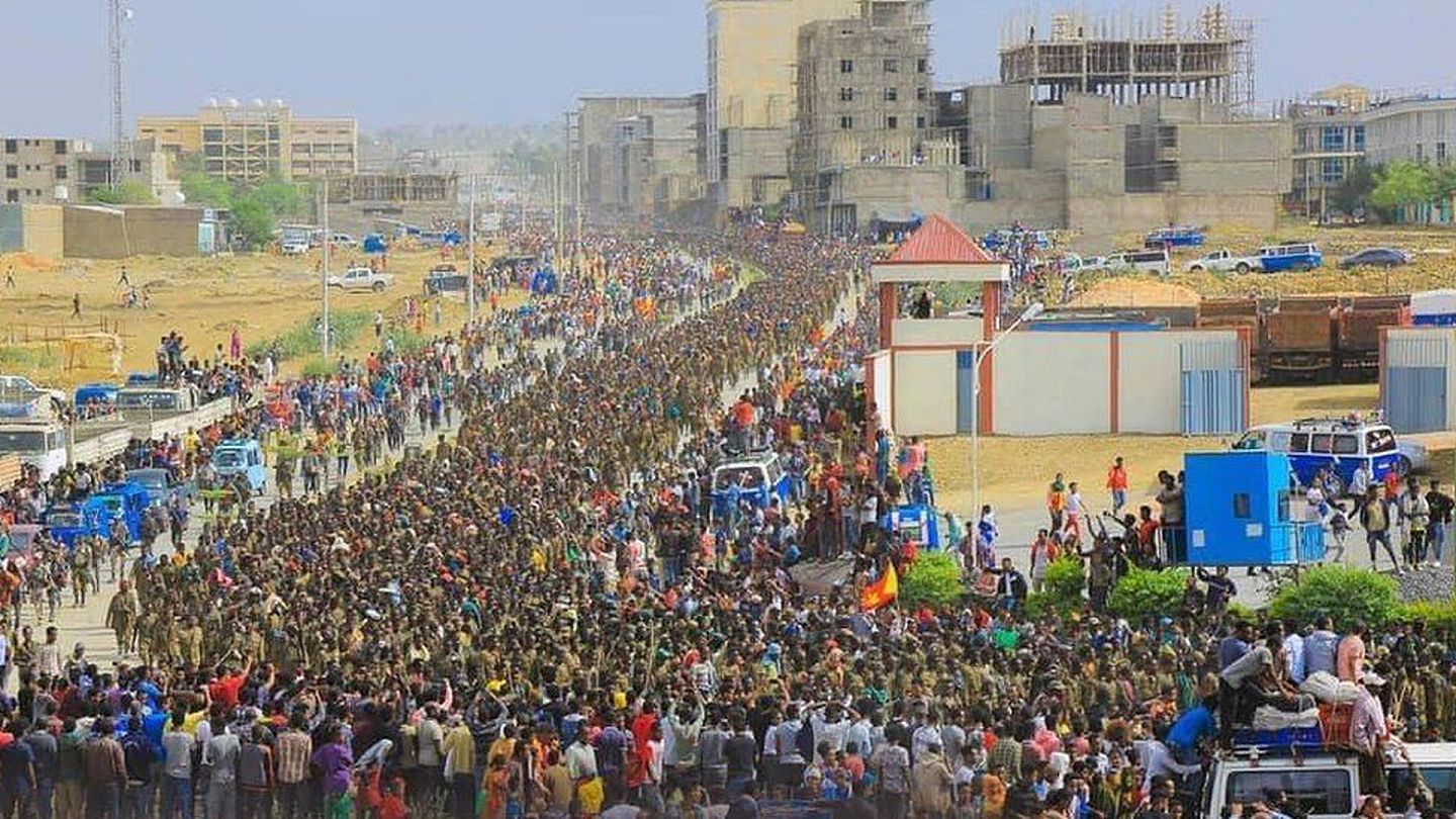 2021年7月3日，网络上流出埃塞俄比亚政府军“游街示众”照片。（Twitter@Martin Plaut）