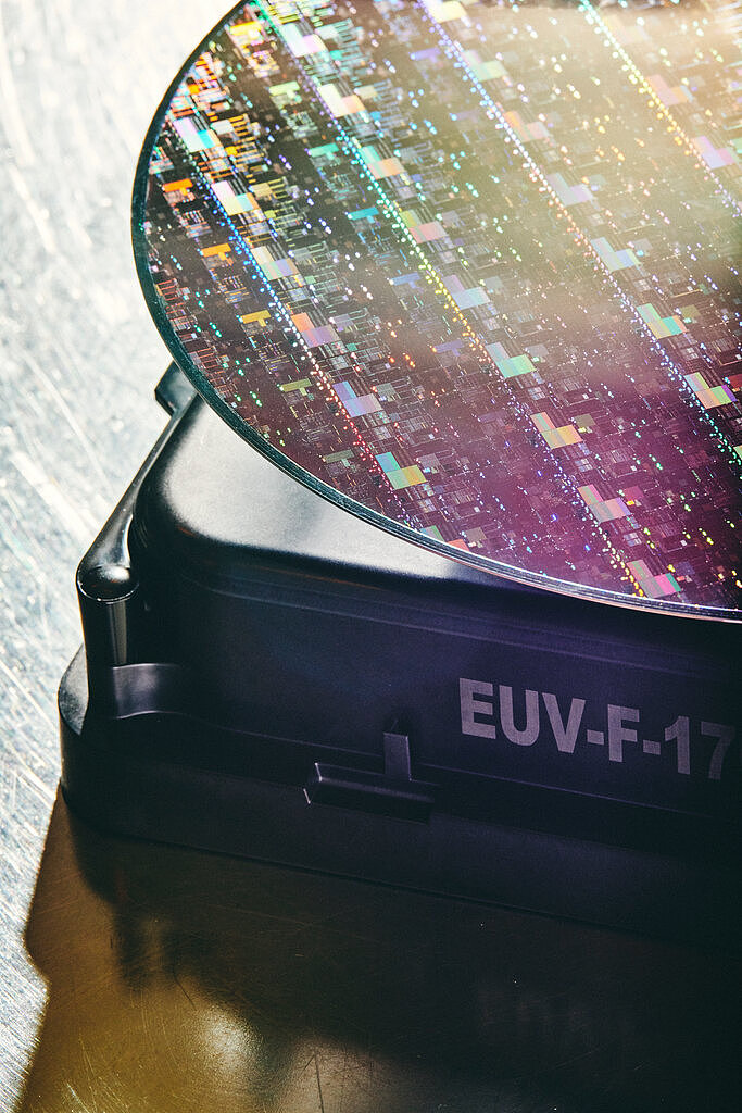EUV代表产生电路的极紫外光。