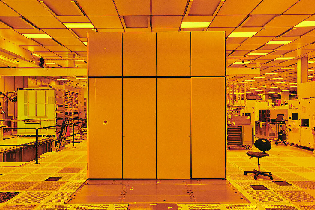 荷兰公司ASML制造的机器可以在电脑芯片上实现小得多的电路。图中这一台位于纽约州奥尔巴尼的一座IBM设施。