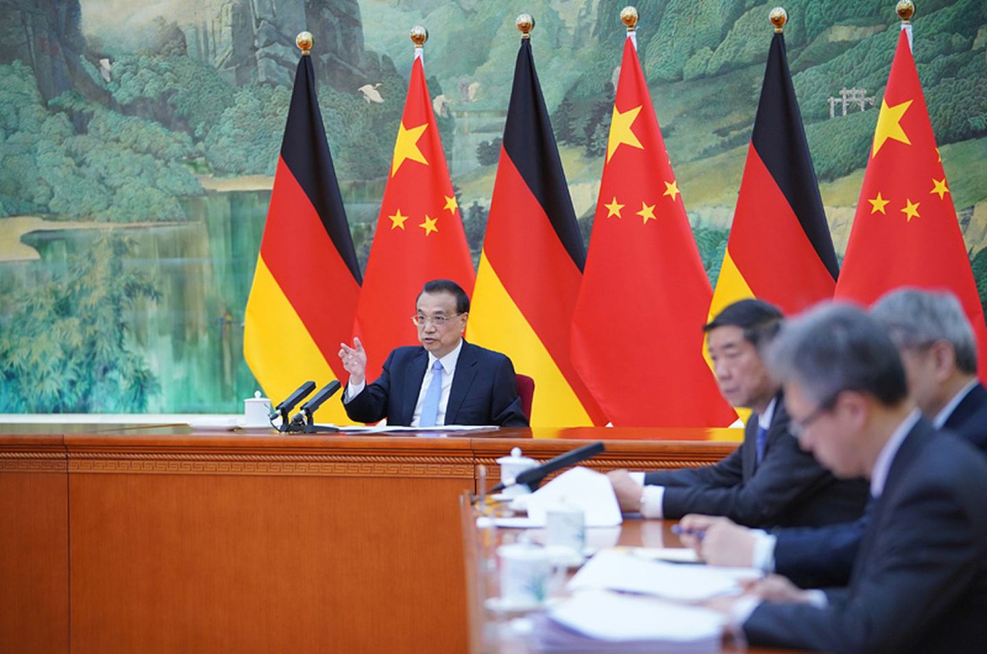 2021年4月28日，中国总理李克强在会谈中表示，中德是全方位战略伙伴，合作共赢是两国关系的主基调，直接受益者是两国人民。（中国政府网）
