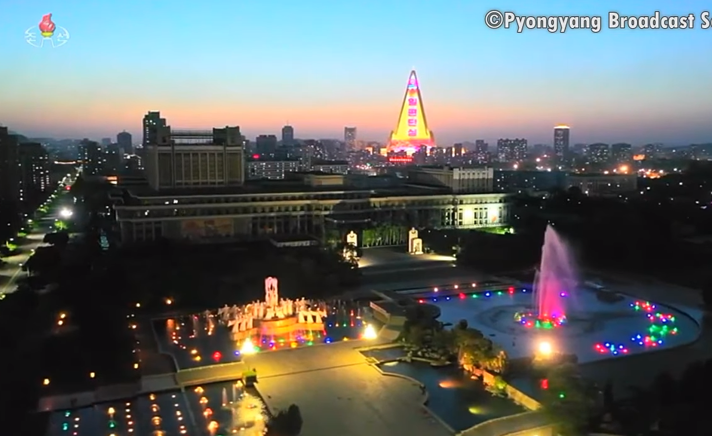 2021年5月5日，金正恩与夫人李雪主观看朝鲜人民军军属文艺小组演出。（朝鲜中央电视台视频截图）