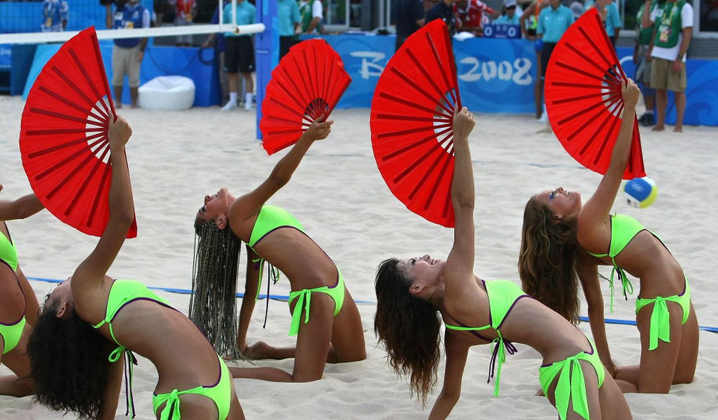 北京，啦啦队在沙滩排球预选赛上表演。（俄新社报道截图）