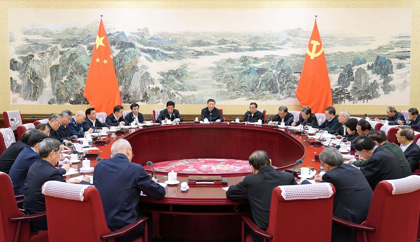 中国高层政治人物多为女性。图为本届中共中央政治局民主生活会现场。（新华社）