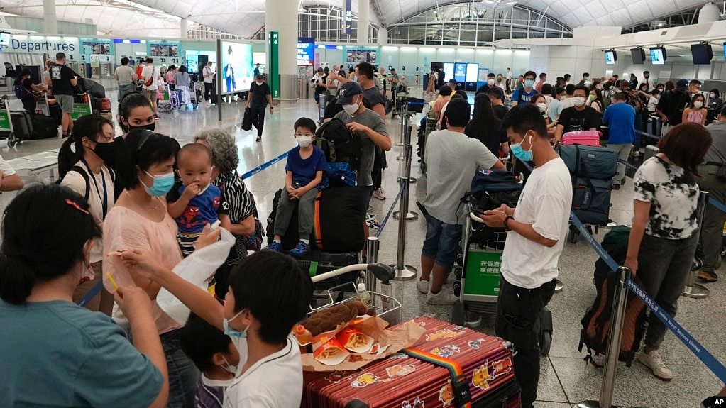 港人在香港机场排队准备飞离香港前往英国。 （2021年6月30日）