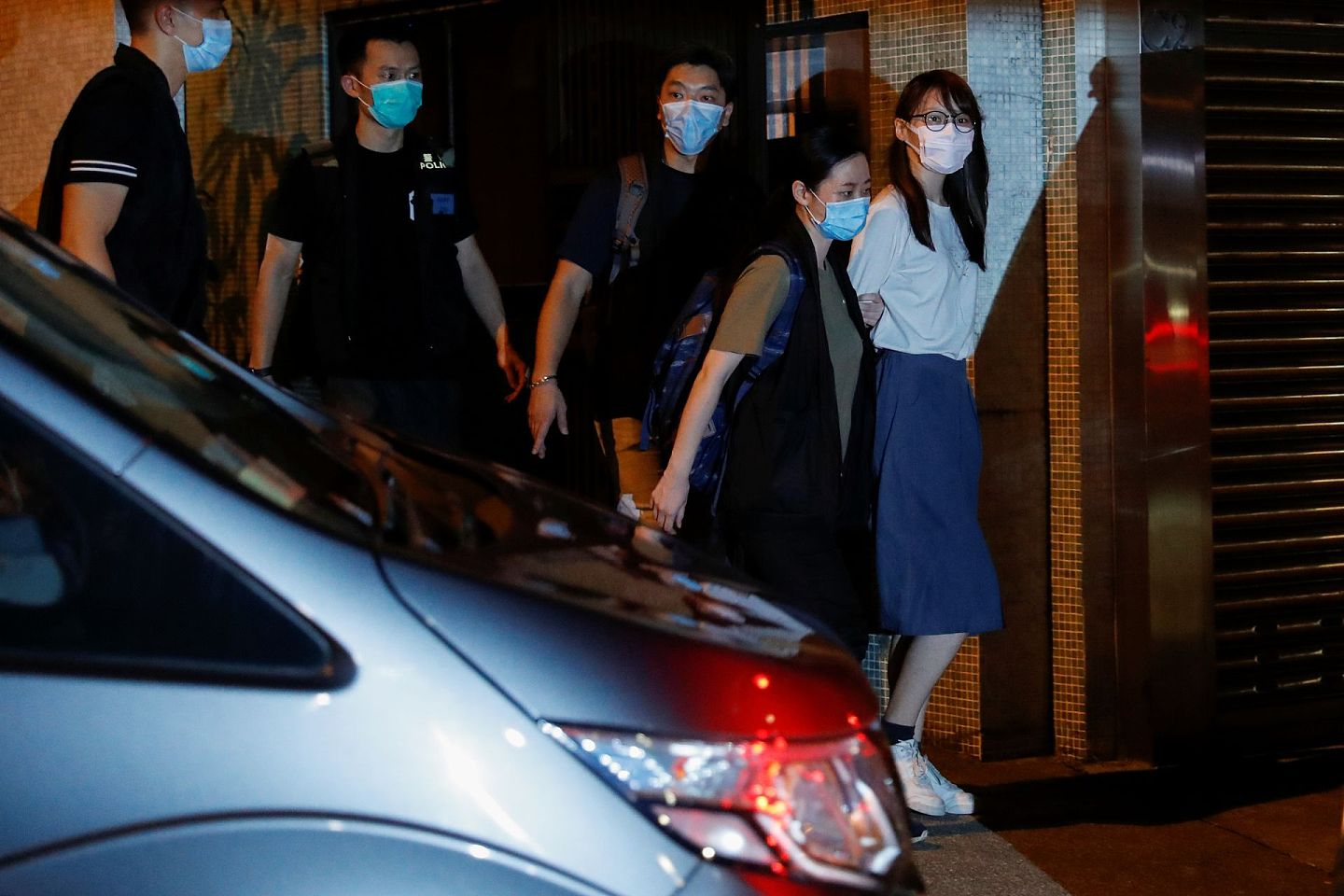 2020年7月香港国安法实施后，因应此法，香港警察启动大搜捕，当年8月10日，前“港独”组织“香港众志”成员周庭被捕，涉嫌违反香港国安法。（Reuters）