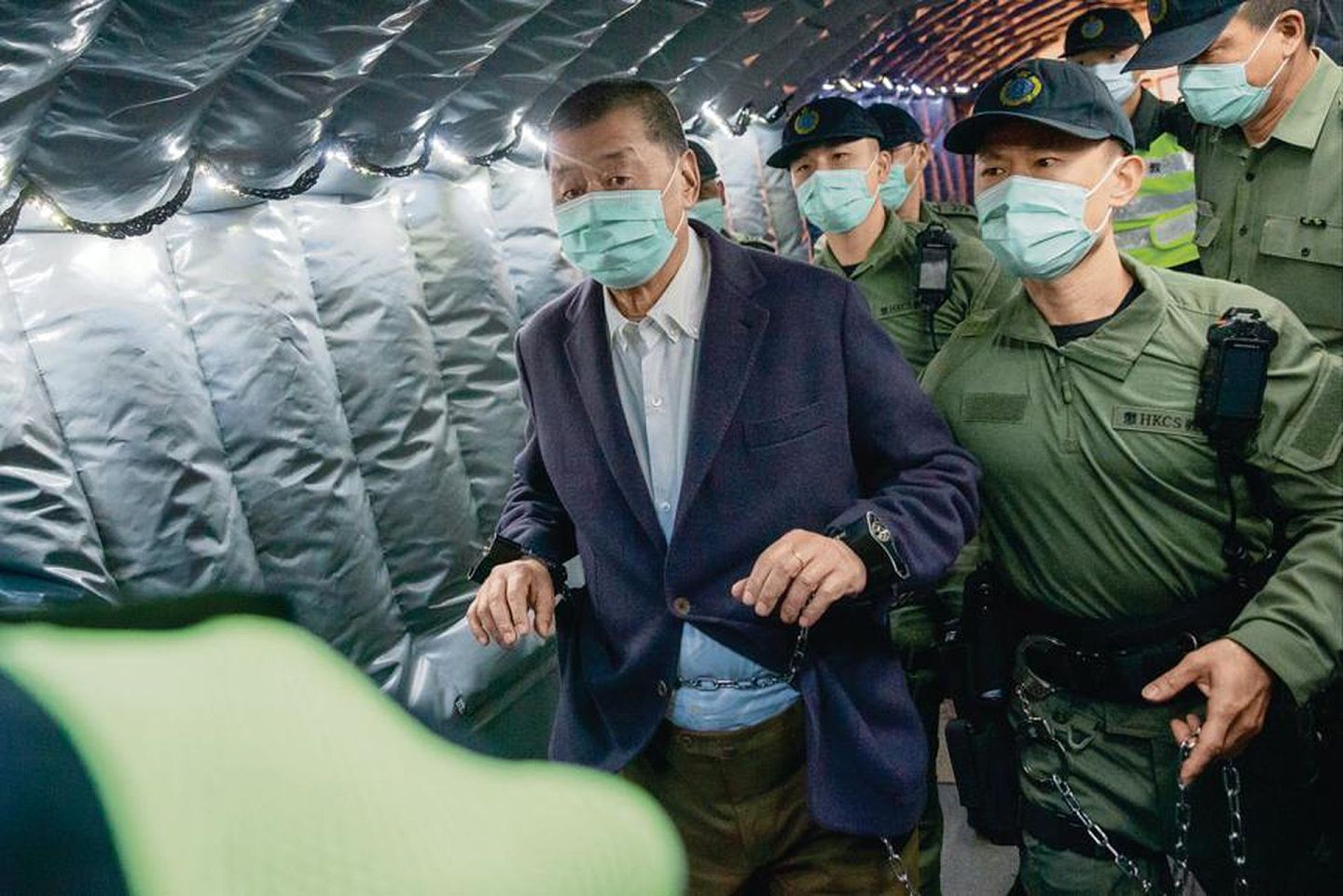 黎智英被捕及被控刑都是基于香港现有法律规范与司法体系的执行机制之下，但其不少的拥护者仍然将此归咎于北京的“打压”。（香港01）