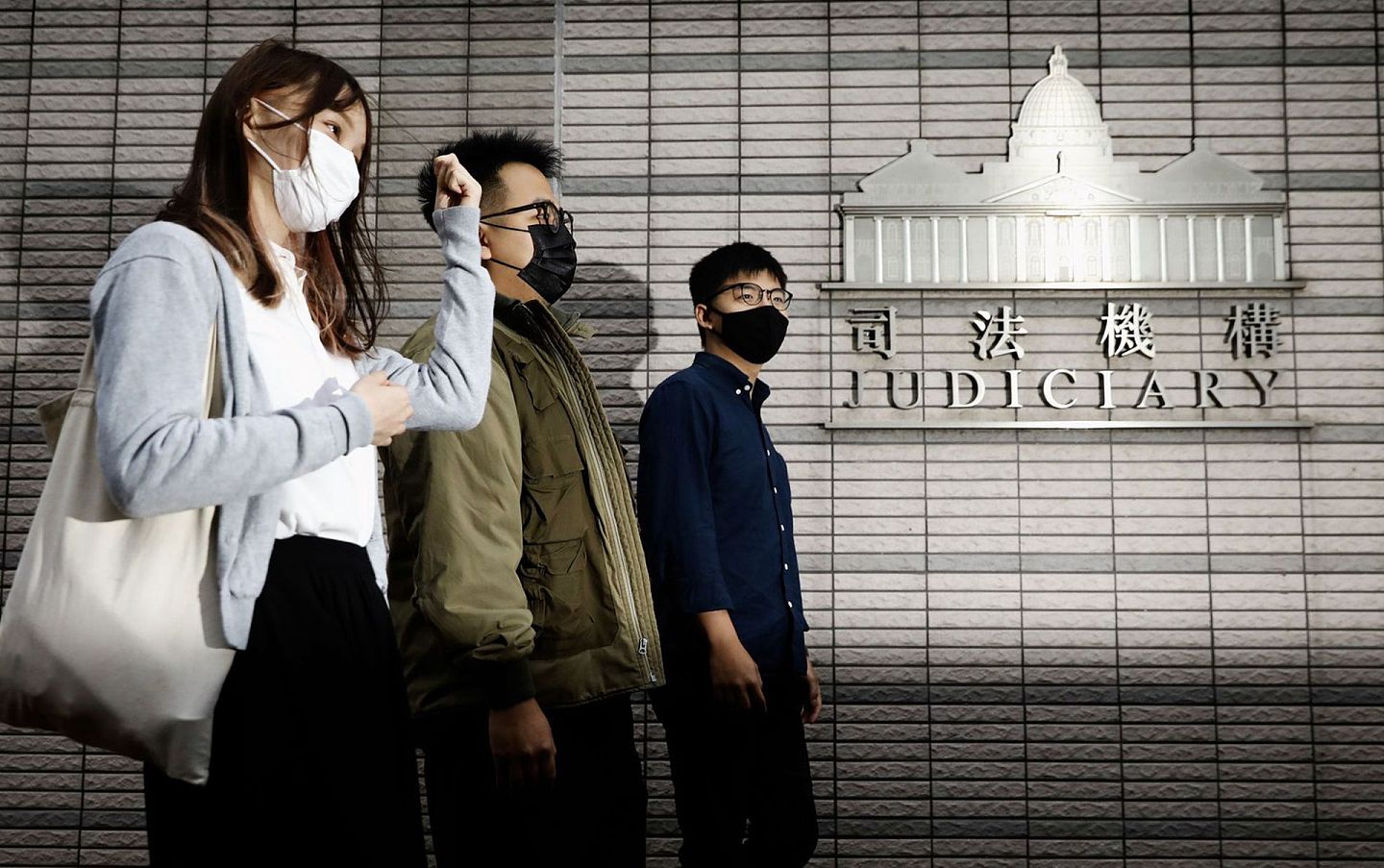 香港国安法实施后，不少香港政治组织团体纷纷解散，曾号召示威者包围香港警察总部的黄之锋（右）所在的香港众志就是解散团体之一。（HK01）