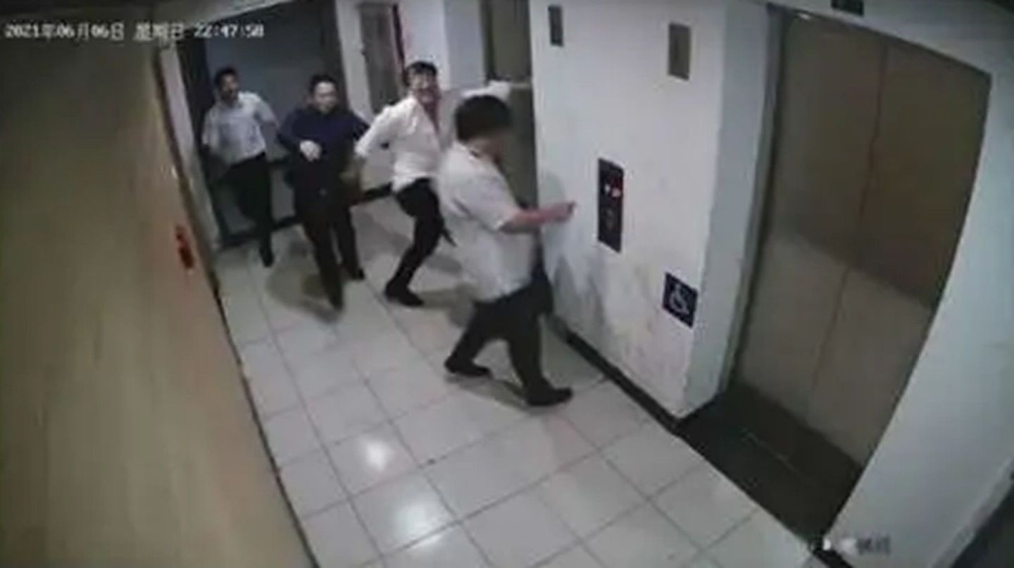 视频截图中，张陶在殴打吴美蓉、王晋年两位院士。（微博@煎茶小分队）