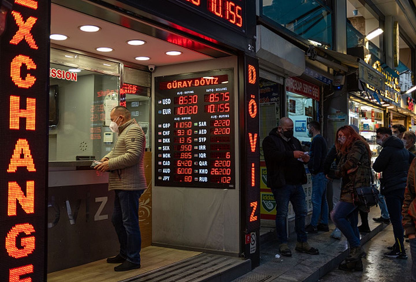 2020年11月9日，土耳其伊斯坦布尔的一处货币兑换柜台。牌价显示土耳其里拉兑美元的汇率已跌破8.5:1， 达到8.57:1；而里拉兑欧元的汇率则跌破10:1大关，达到10.15:1。（Getty）