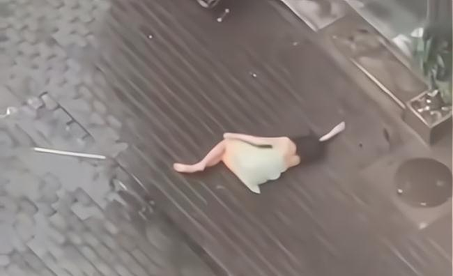 女子重摔到一楼地面后不忘伸手将在腰部的裙裙摆往下拉。 （取材自潇湘晨报）