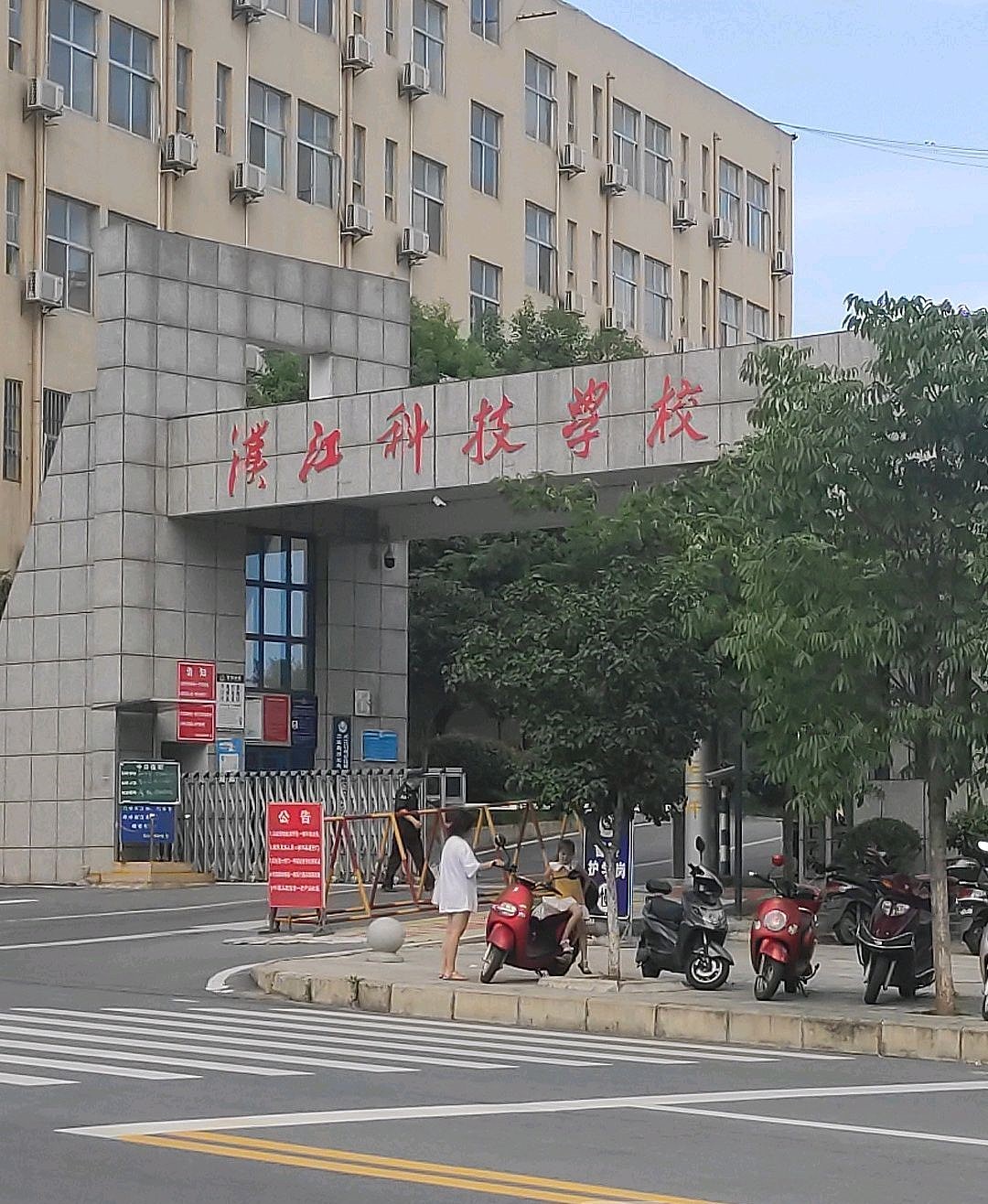 湖北十堰17岁中专少年之死：深圳工厂实习期间跳楼身亡，每天工作11小时，上夜班撞破头，请假却被指4次旷工