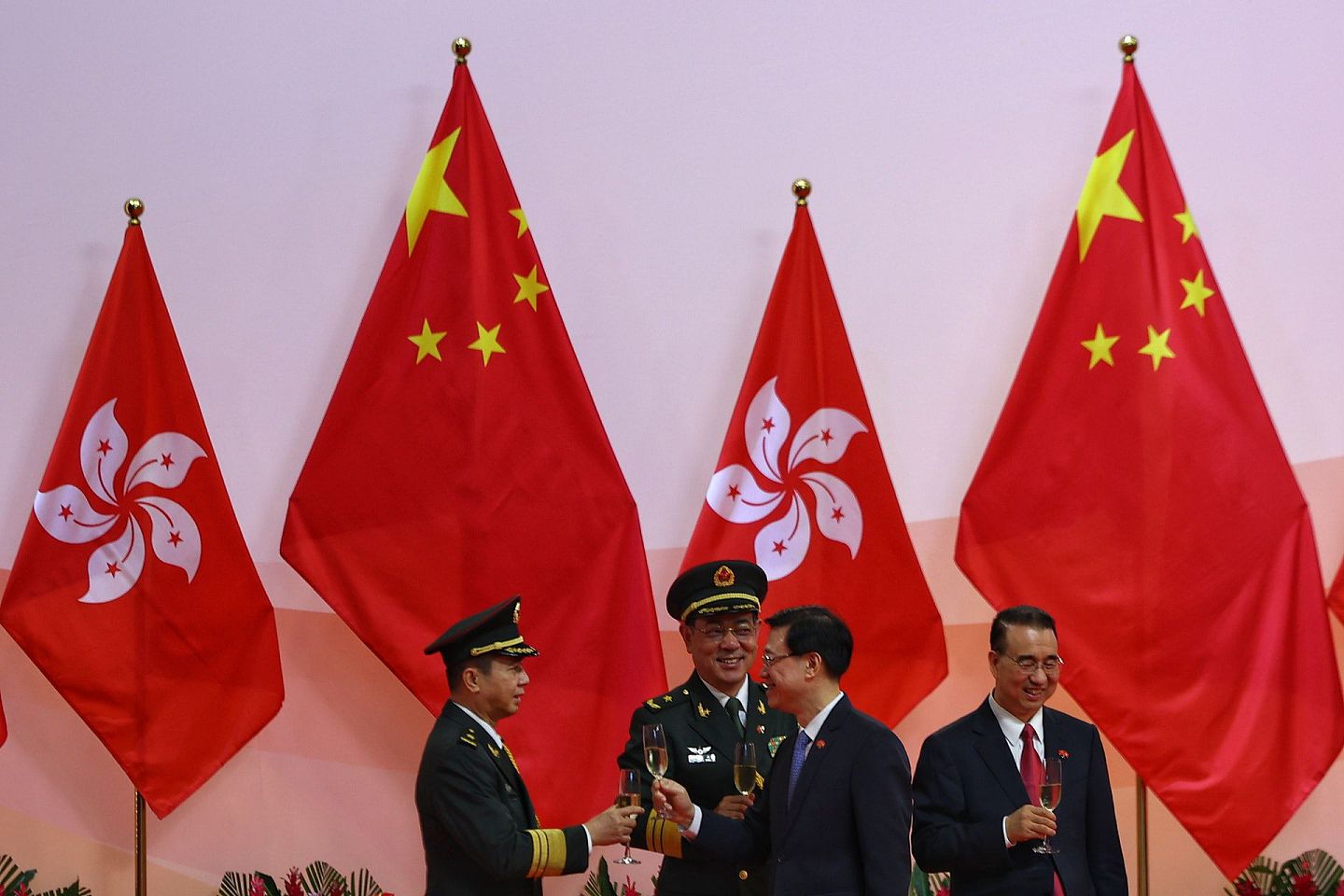 李家超（右二）首次以署理特首身份主持庆香港回归酒会。（HK01）