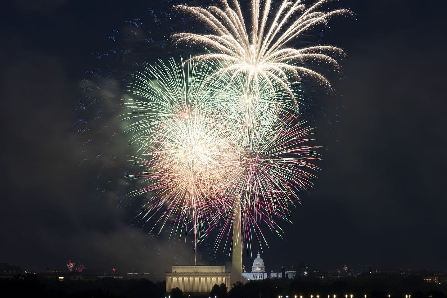 美国独立日庆祝活动中的烟火秀。（AP ）