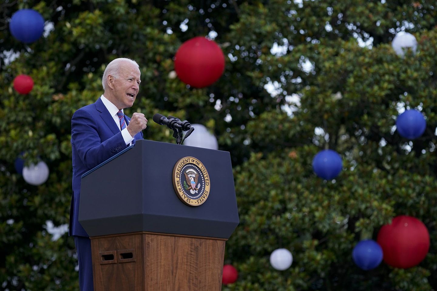 拜登在白宫南草坪举行的独立日庆祝活动上发表讲话。（AP）