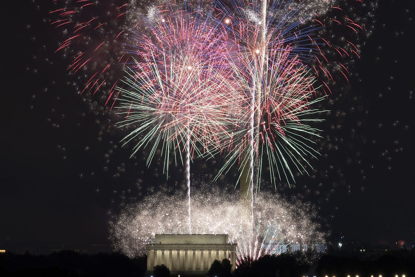 2021年7月4日，在独立日庆祝活动期间，烟火在林肯纪念堂、华盛顿纪念碑和美国国会大厦上空爆炸（AP ）