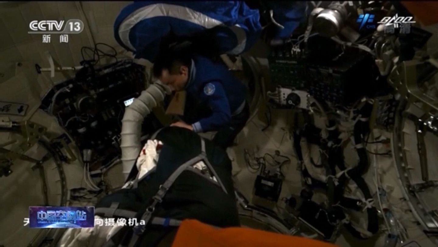 中国航天员进行中国空间站首次出舱活动。（中国央视视频截图）