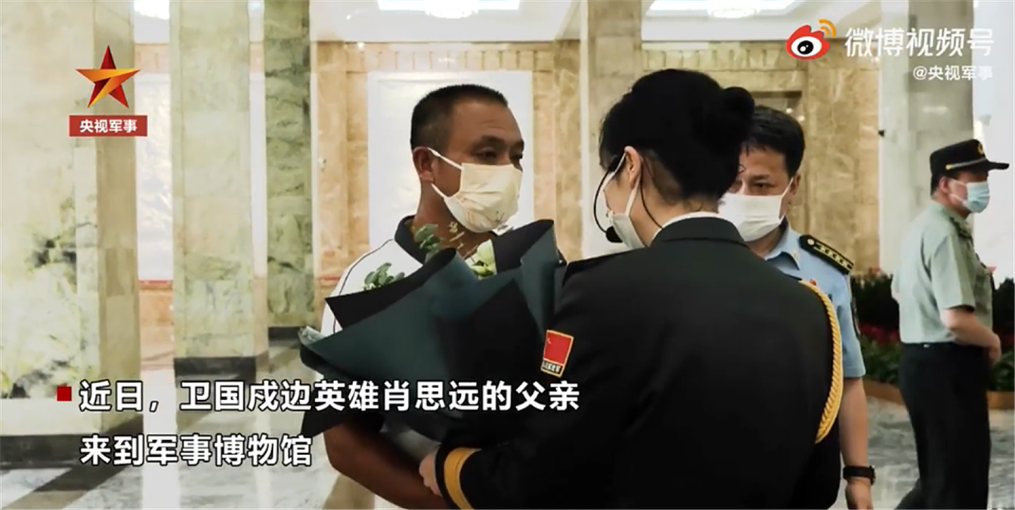 军事博物馆为中国“戍边英雄”肖思远父亲献上花束。（中国央视截图）