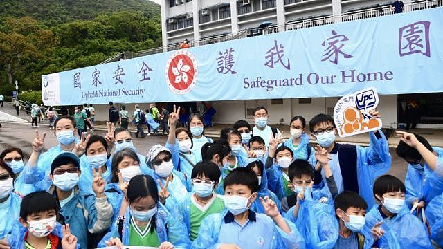 一批香港小学生在“全民国家安全教育日”参观香港警察学院时留影（中新社图片15/4/2021）