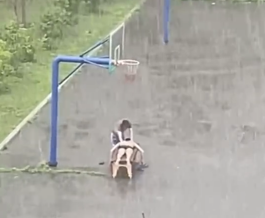 东北俩男生雨天在操场搓澡，配合默契还有模有样，中途有女生经过