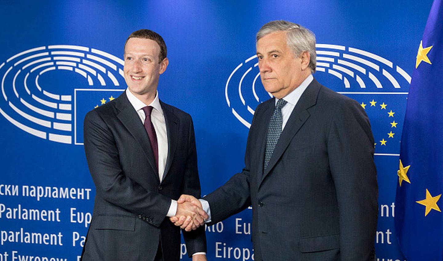 美国霸权法案甚至引起了盟友的反弹，图为2018年5月22日，时任欧洲议会议长塔扎尼（Antonio Tajani，右）在布鲁塞尔欧盟总部与到访的脸书创始人兼CEO扎克伯格（Mark Zuckerburg，左）握手致意。当天，应欧盟方面要求，扎克伯格本人亲赴欧洲议会参加有关脸书泄露用户信息调查案的听证会，并接受相关质询。（Getty Images）