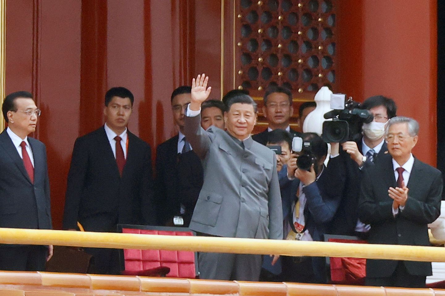 2021年7月1日，在中国共产党成立100周年纪念活动结束时，中国国家主席习近平在北京天安门广场向全场人员挥手致意。（Reuters）