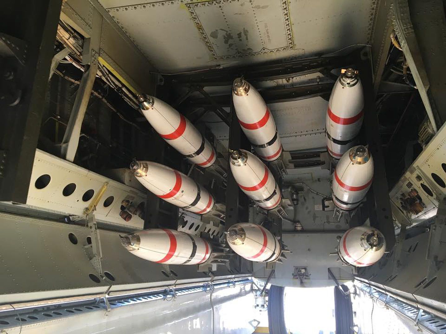 B-52H战略轰炸机的筹载量相当大，一次可快速施放高达15枚的快打智慧水雷。机翼挂架可载6枚，机腹可载9枚。（U.S.A.F.）