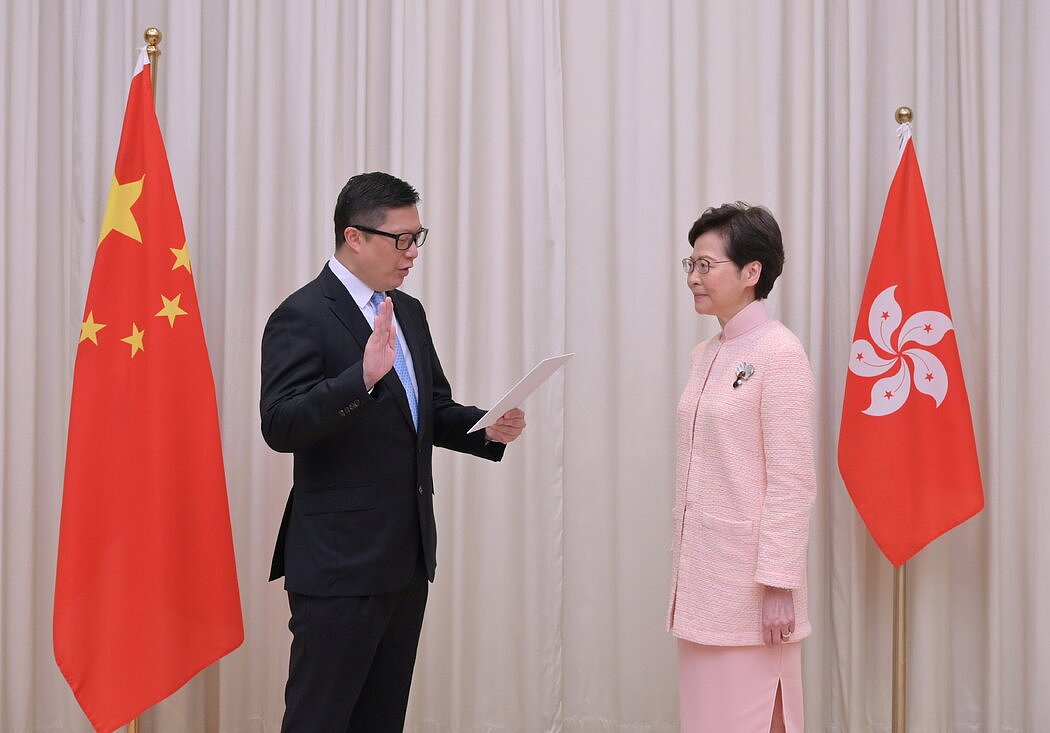 上个月，香港行政长官林郑月娥主持了香港保安局局长邓炳强的宣誓就职仪式。两人誓言要平息暴力异见。