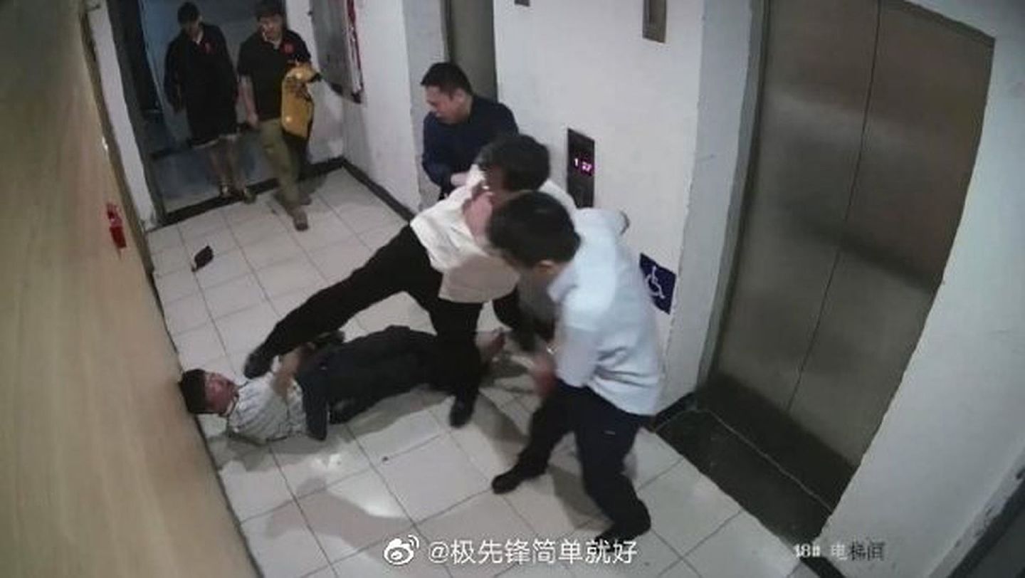 近日张陶殴打王晋年的视频、照片在网络热传，图为张陶脚踢王晋年。（微博@极先锋简单就好）