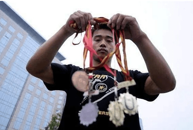 中国体操冠军的堕落人生：3次偷窃坐牢，贱卖奖牌街头卖艺（组图） - 8