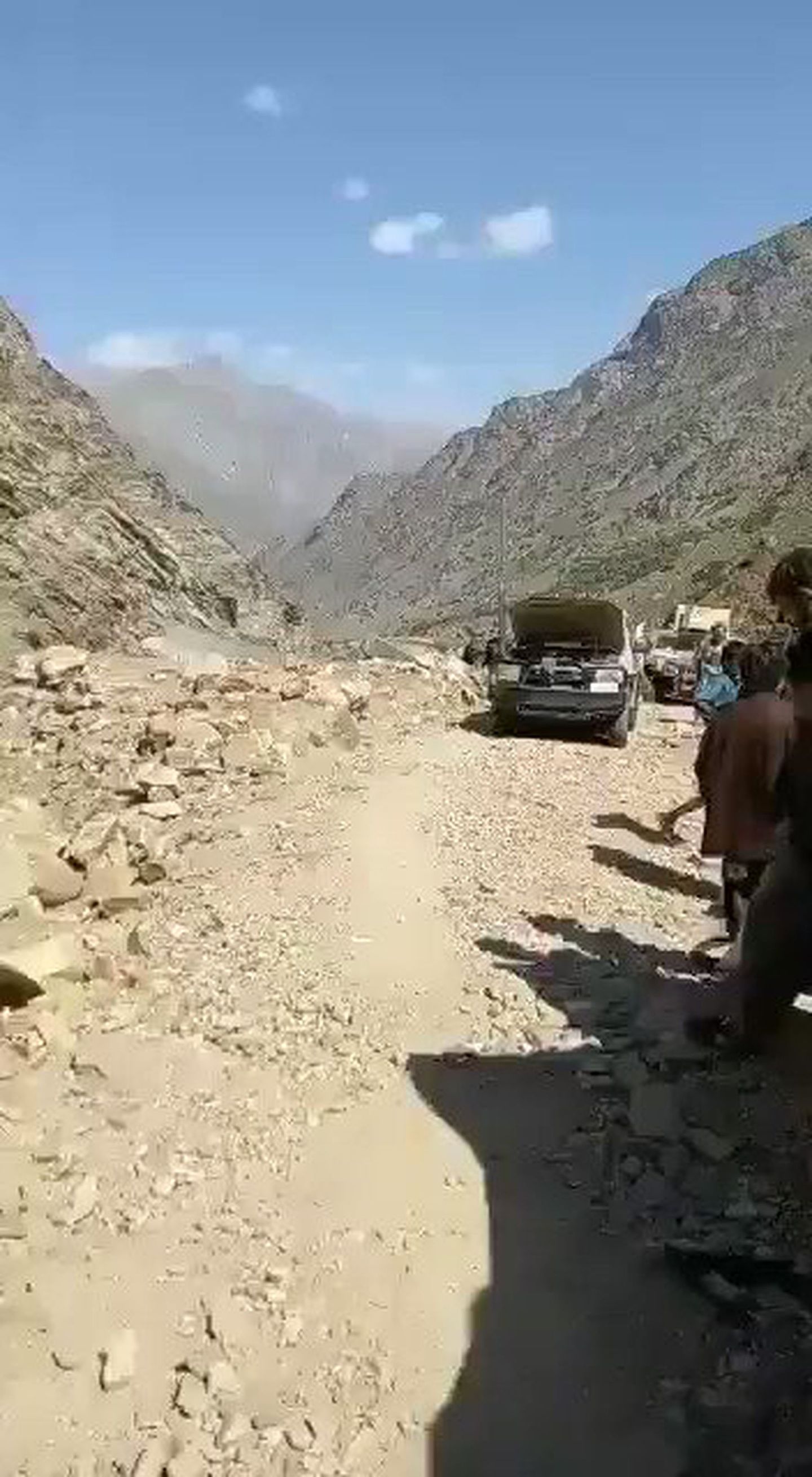 图为巴达赫尚省到塔吉克斯坦的边境，阿富汗国民军士兵在此丢弃了越野车等装备偷渡到邻国，并把车辆等物资留给塔利班。（liveumap网页截图）