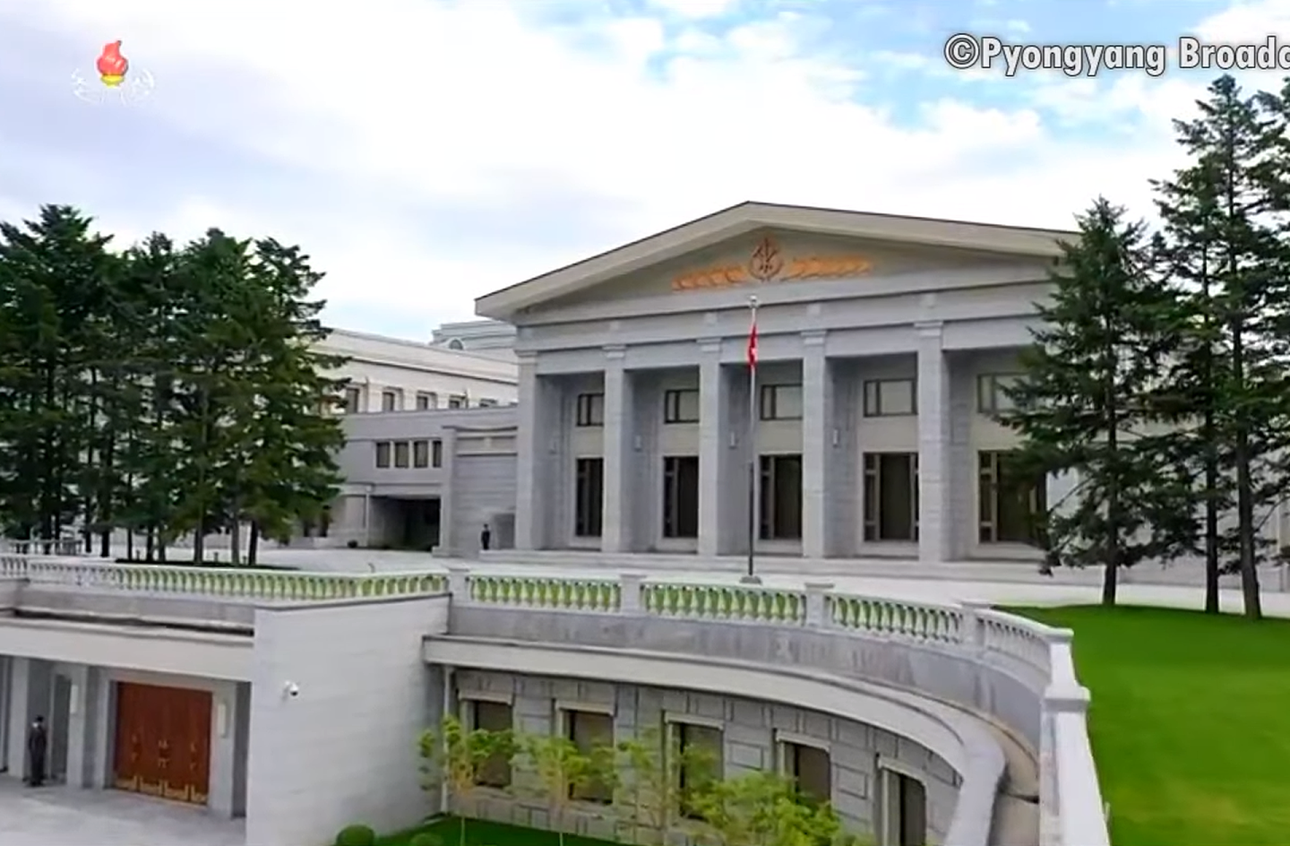 2021年6月4日，朝鲜劳动党第八届中央委员会第一次政治局会议在劳动党中央本部大楼举行。（朝鲜中央电视台视频截图）