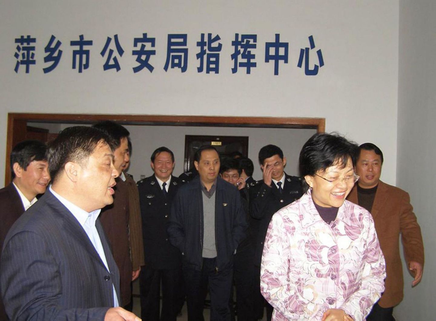 2007年2月14日，时任萍乡市人民政府市长曾庆红视察当地公安局。（江西政府网）