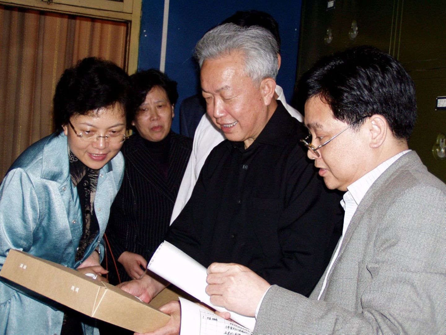 2006年江西省档案局局长李安全（右二）在时任萍乡市委副书记曾庆红（左一）陪同下视察市档案局馆。（江西政府网）