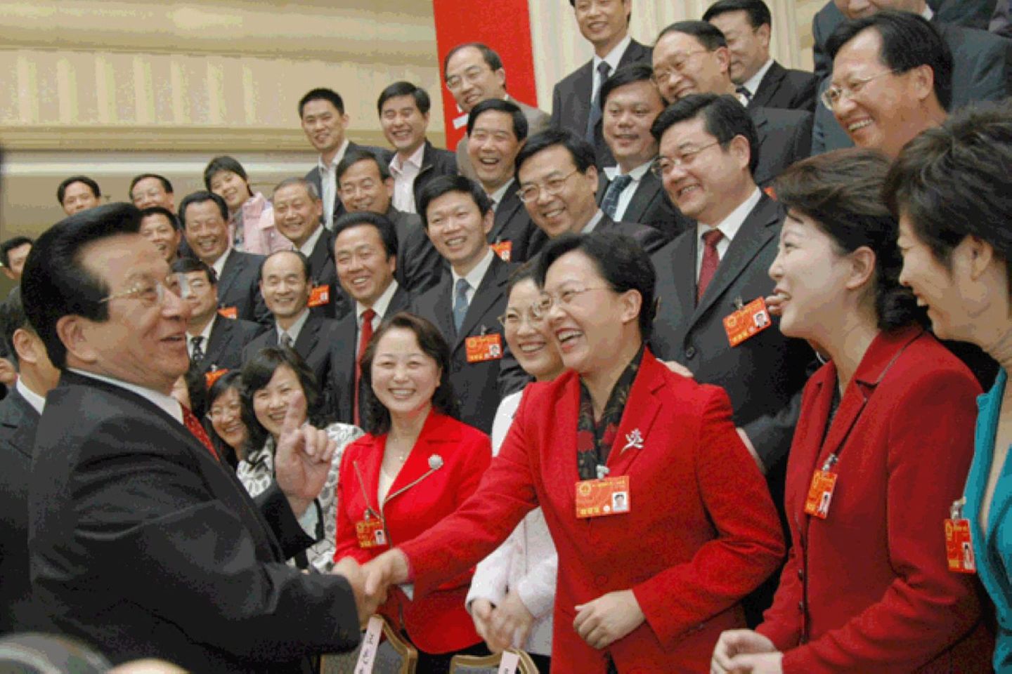 中国前副主席曾庆红与女版曾庆红握手画面。（新华社）