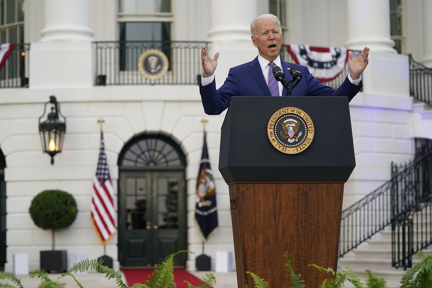 2021年7月4日，美国总统拜登在白宫南草坪举行的独立日庆祝活动上发表讲话。（AP）