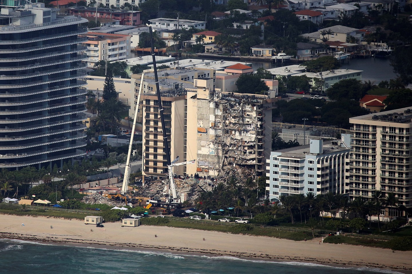 ▲▼美国佛州迈阿密「查普兰大楼南栋」（Champlain Towers South）大楼倒塌。 （图／路透）