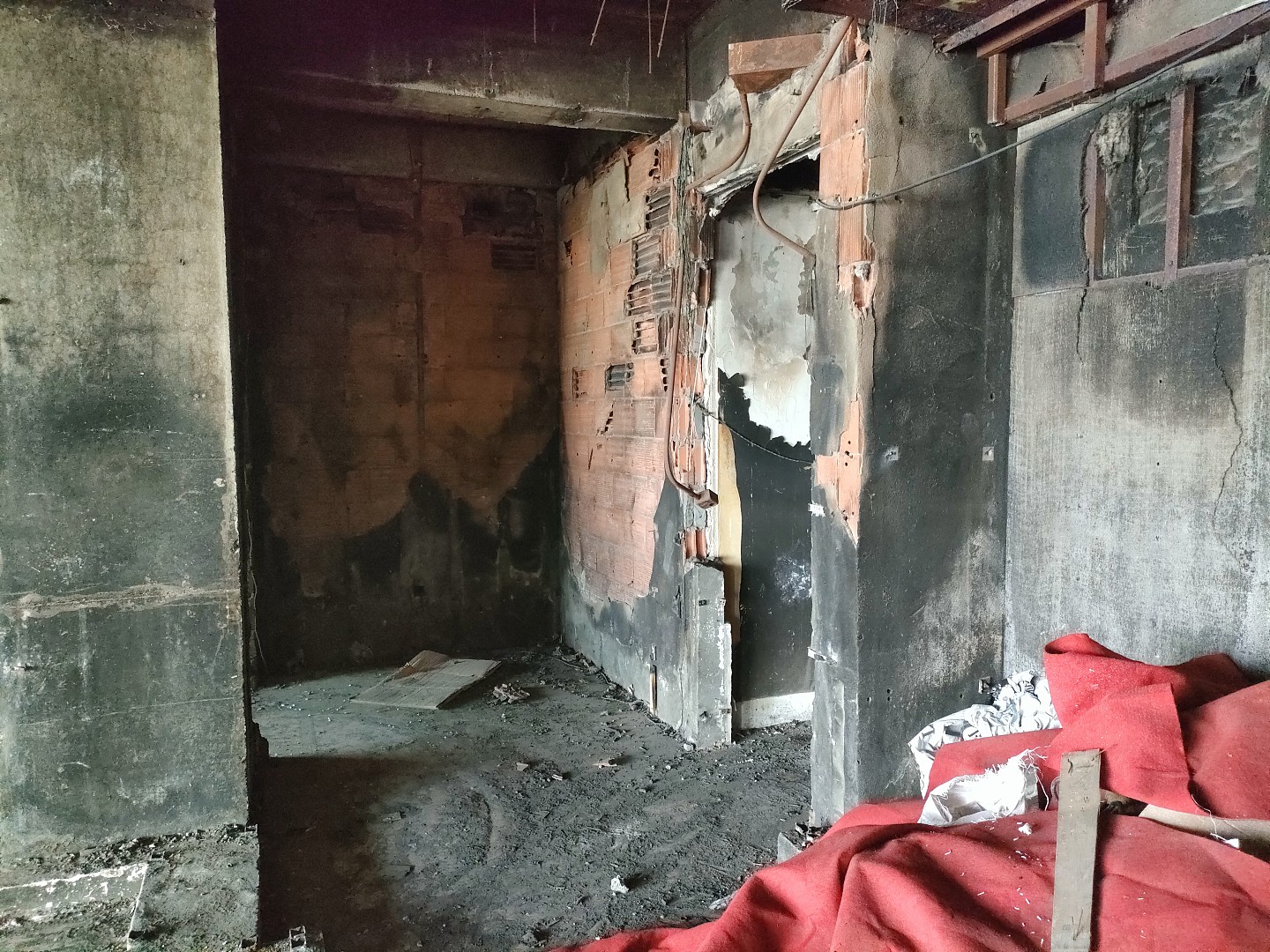 重返杭州保姆纵火案现场：凶宅至今空置，上下层房子仍在售卖；律师称遗产争夺才刚刚开始