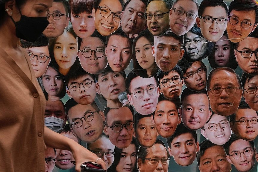 在香港这面墙上所挂照片中的每个人都是被逮捕的民运人士。