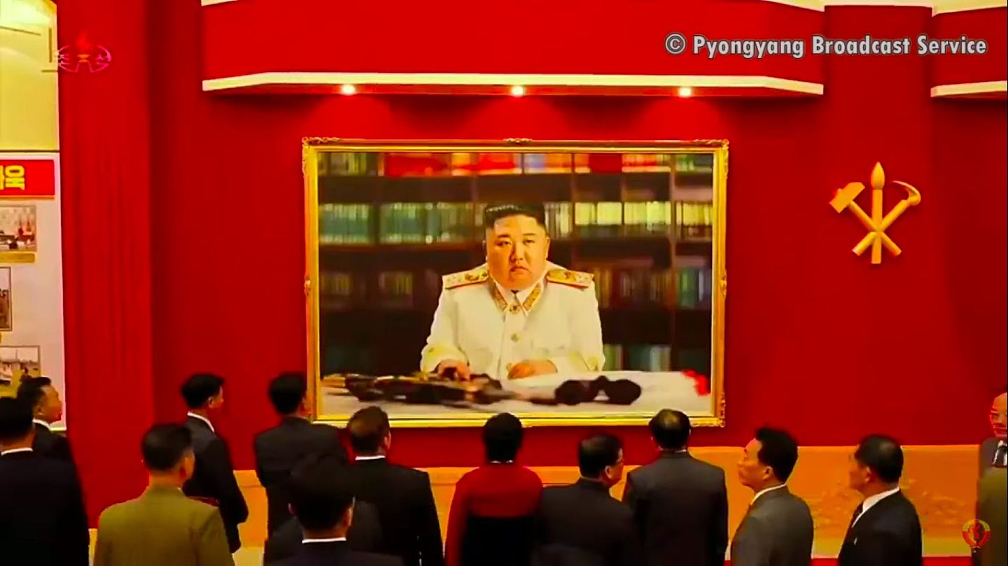 金正恩首度公开身穿白色军服的照片。（朝鲜中央电视台YouTube撷图）