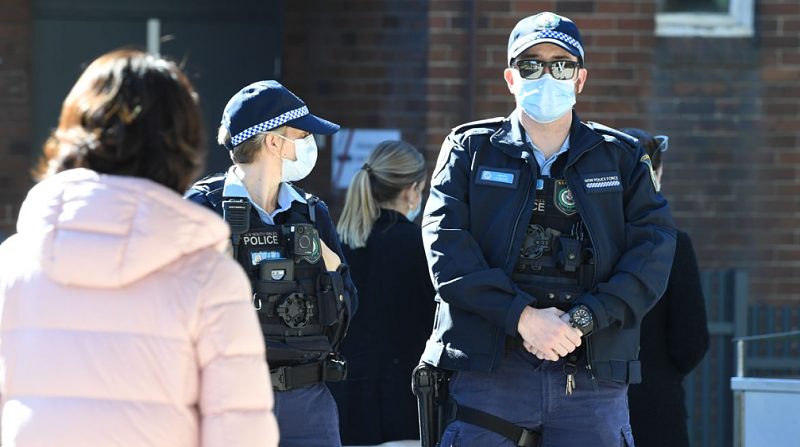 悉尼警方街头严查隔离令及口罩令，引当地居民不满！警方回应：防疫措施不是歧视（组图） - 3