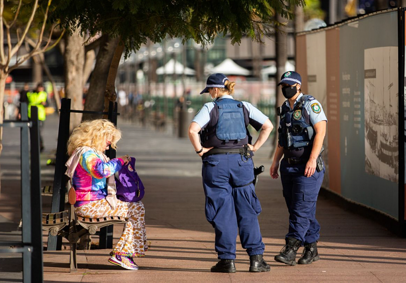 悉尼警方街头严查隔离令及口罩令，引当地居民不满！警方回应：防疫措施不是歧视（组图） - 4