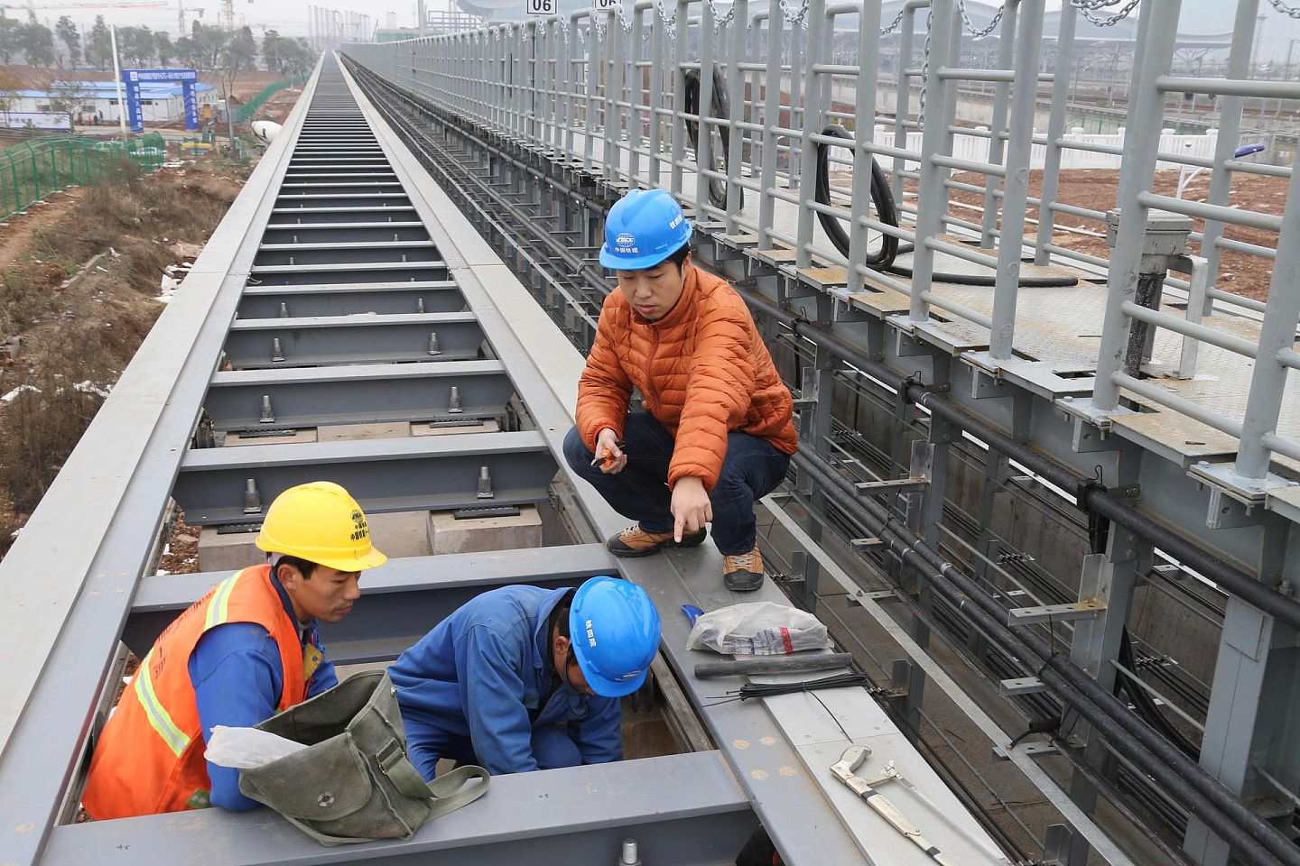 2015年12月8日，中国工程技术人员在长沙磁浮列车轨道上施工。（ 新华社）