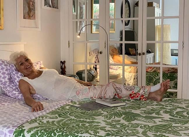 美国85岁奶奶享受爱情，与39岁男友分手后在网上继续寻找真爱
