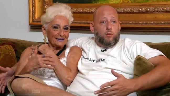 美国85岁奶奶享受爱情，与39岁男友分手后在网上继续寻找真爱