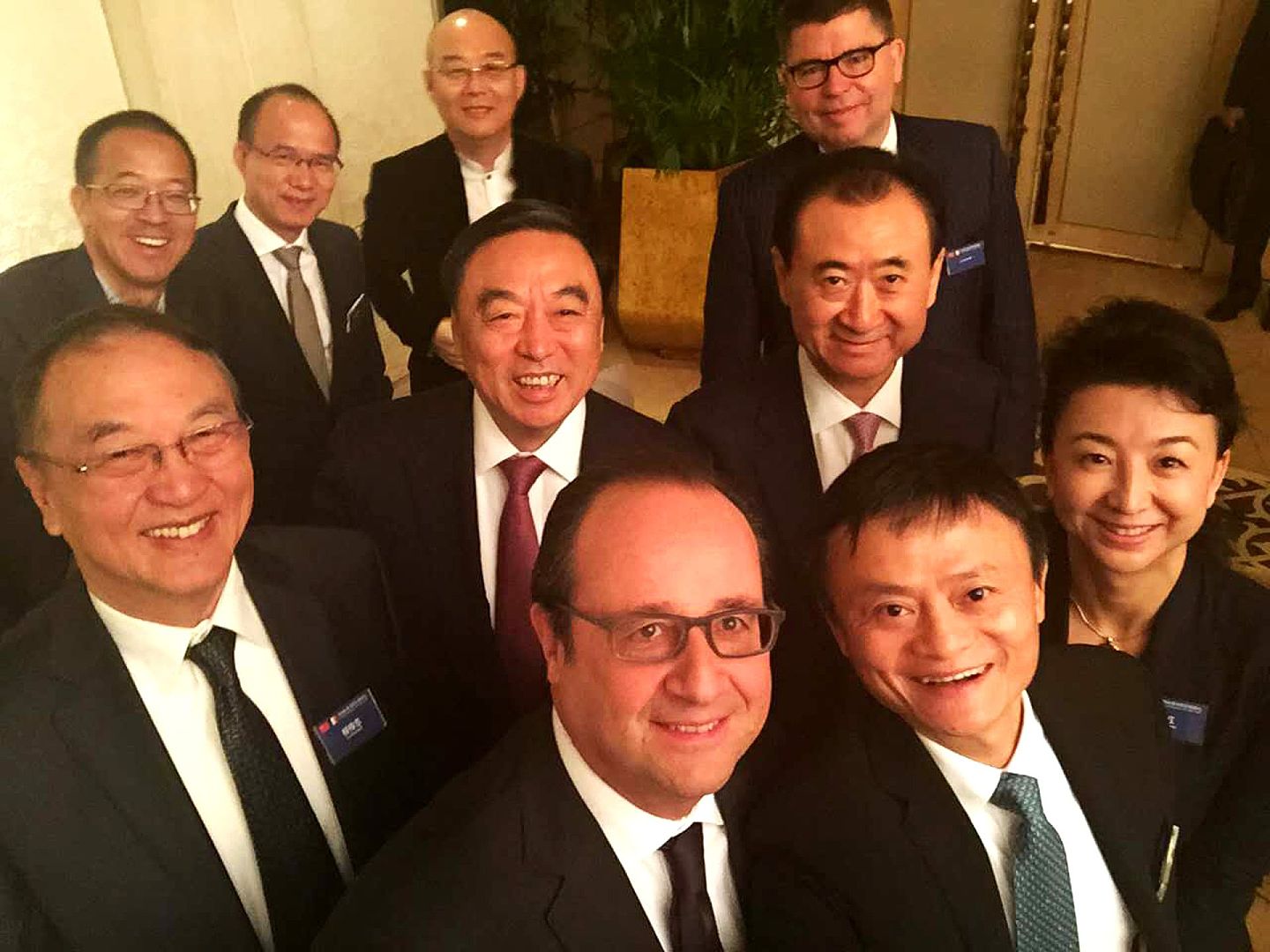 2015年11月3日，中国企业家俱乐部主办的“法国总统访华早餐会”，柳传志、马云、王健林等中国企业家自拍合影。（新华社）