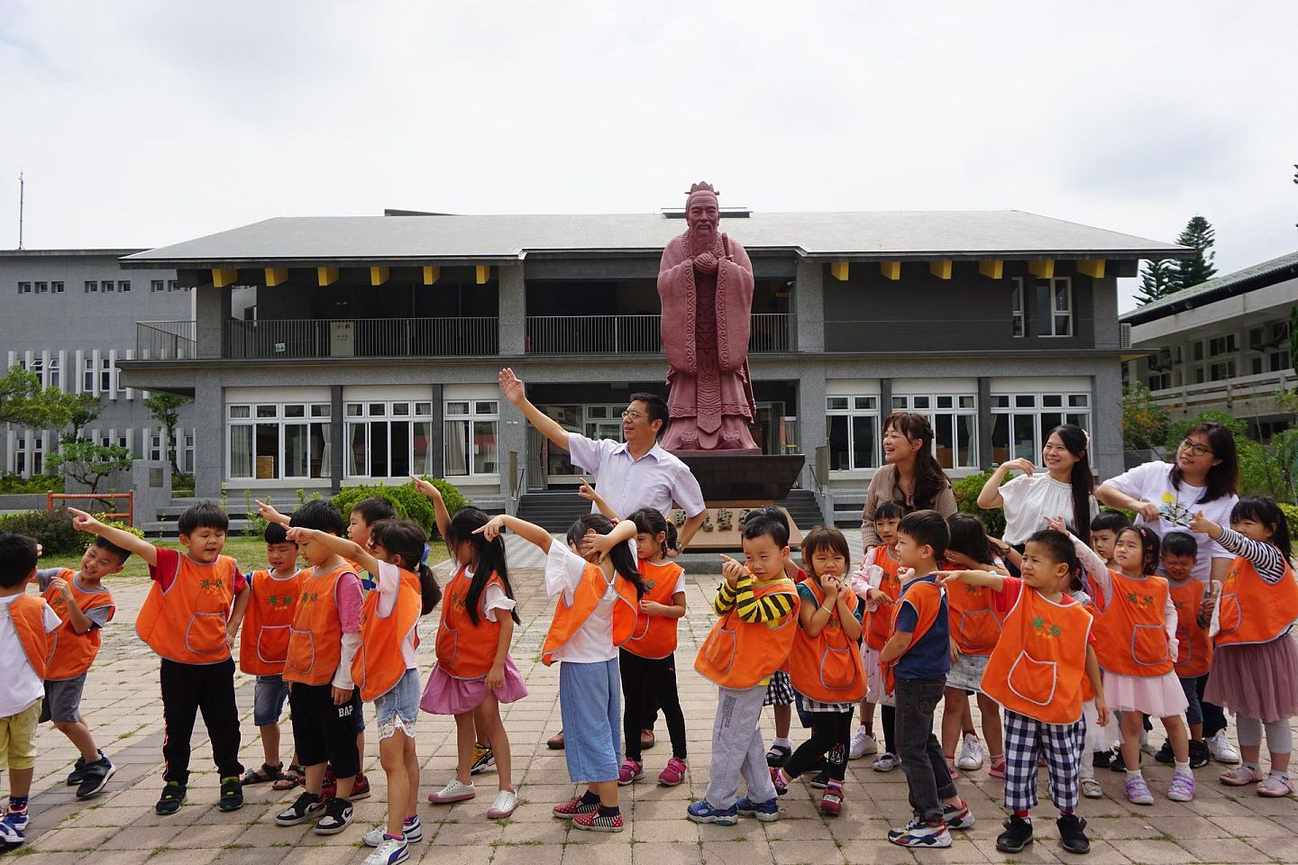 儒家文化圈的国家都深受孔子思想的影响，图为金门金湖国小校长在2020年9月28日带着幼儿园小朋友和孔子铜像合影。（中央社）