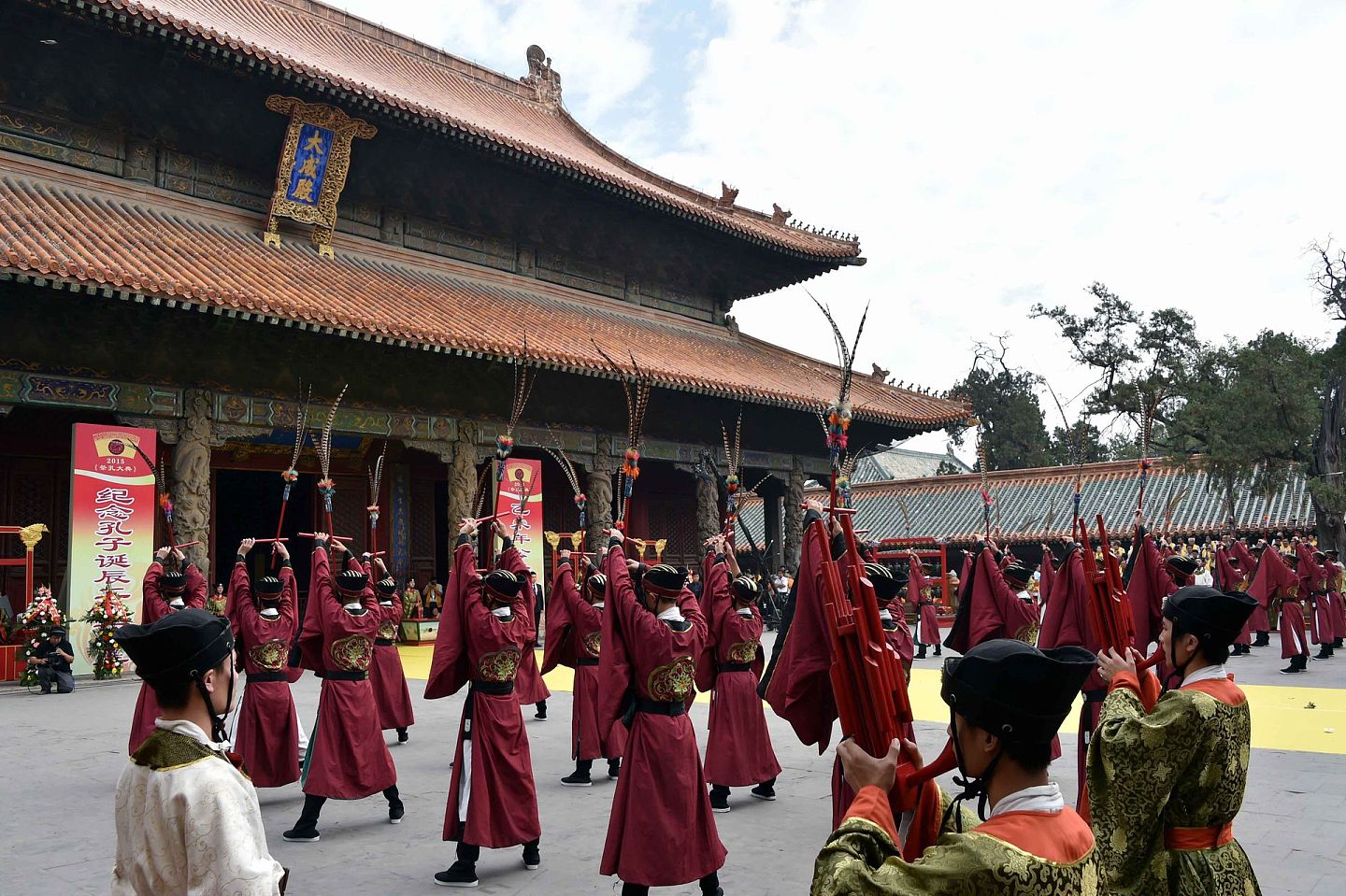 2015年9月28日，孔子故里山东曲阜在孔庙举行祭孔大典，来自海内外的学者和孔子后裔近千人参加祭祀活动。（新华社）