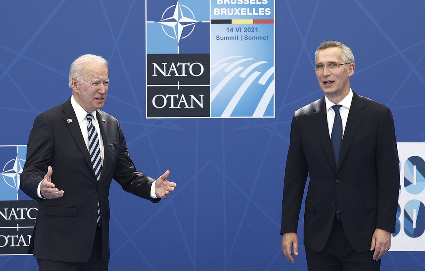 2021年6月14日，美国总统拜登（左）抵达布鲁塞尔北约总部参加北约峰会时，受到北约秘书长斯托尔滕贝格（Jens Stoltenberg，右）的欢迎。（AP）